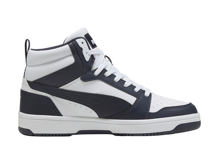 Tenis PUMA Rebound V6 de bota alta en colores blanco y azul marino con suela blanca.