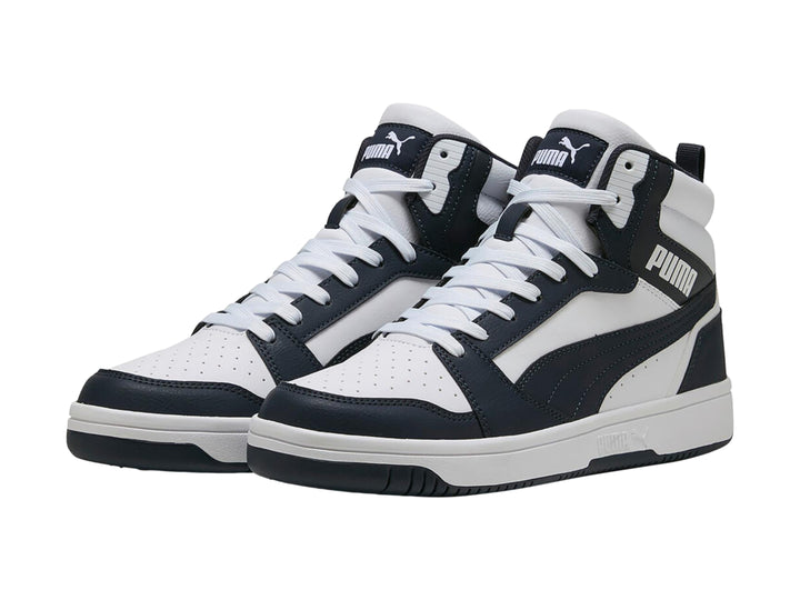Tenis PUMA Rebound V6 de bota alta en colores blanco y azul marino con suela blanca.