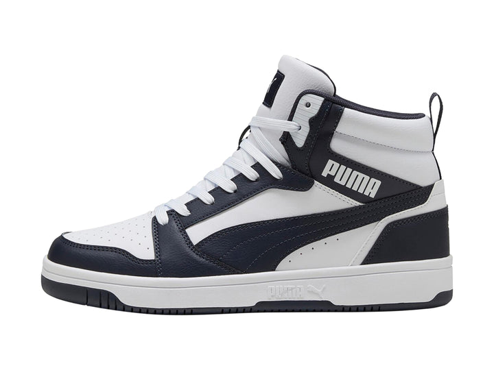 Tenis PUMA Rebound V6 de bota alta en colores blanco y azul marino con suela blanca.