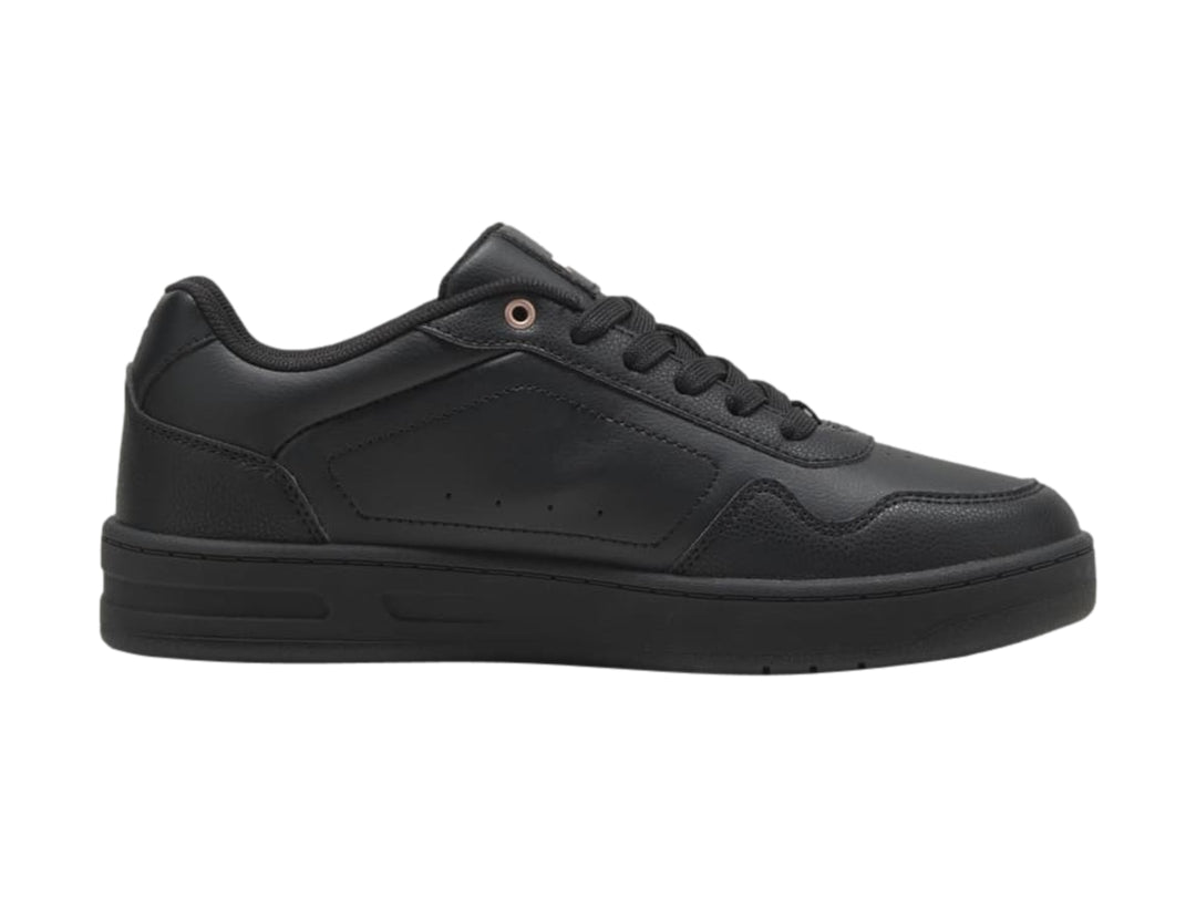 Tenis PUMA color negro con ojales en oro rosa y suela plana, estilo casual.