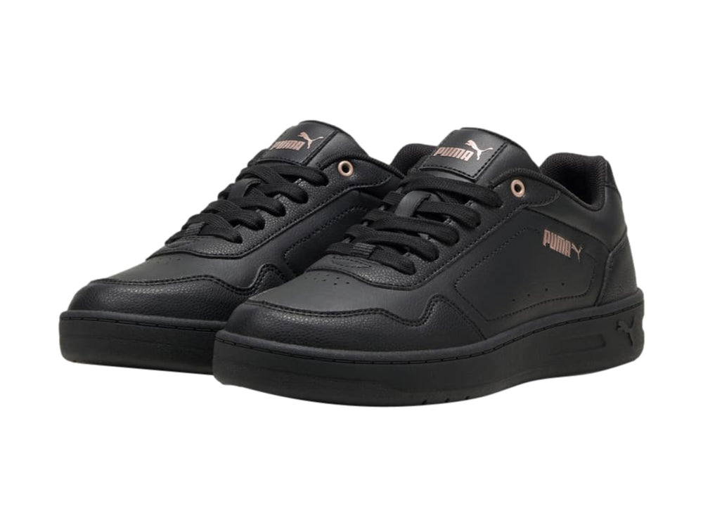 Tenis PUMA color negro con ojales en oro rosa y suela plana, estilo casual.