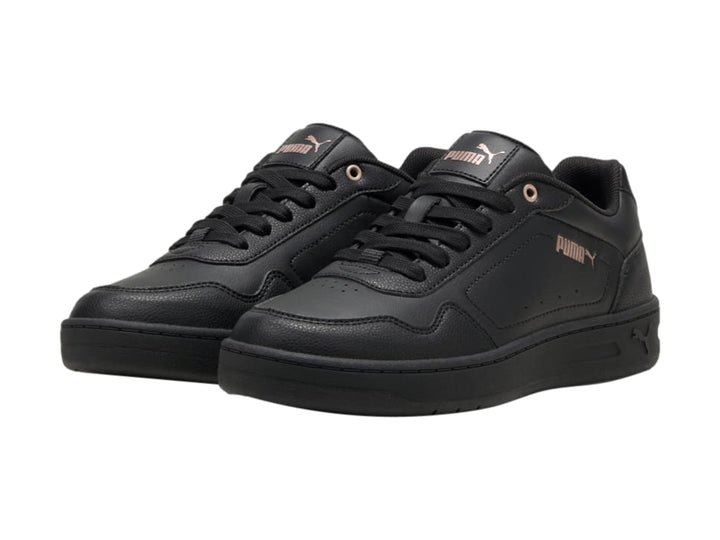 Tenis PUMA color negro con ojales en oro rosa y suela plana, estilo casual.