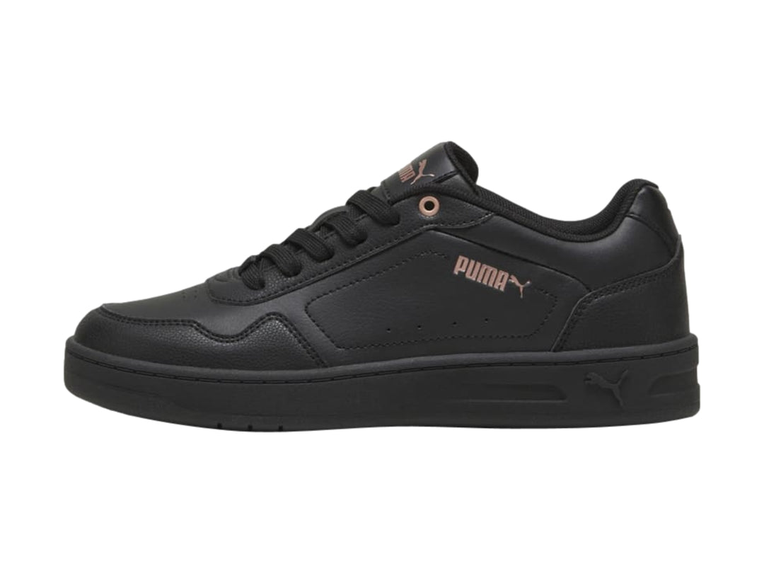 Tenis PUMA color negro con ojales en oro rosa y suela plana, estilo casual.