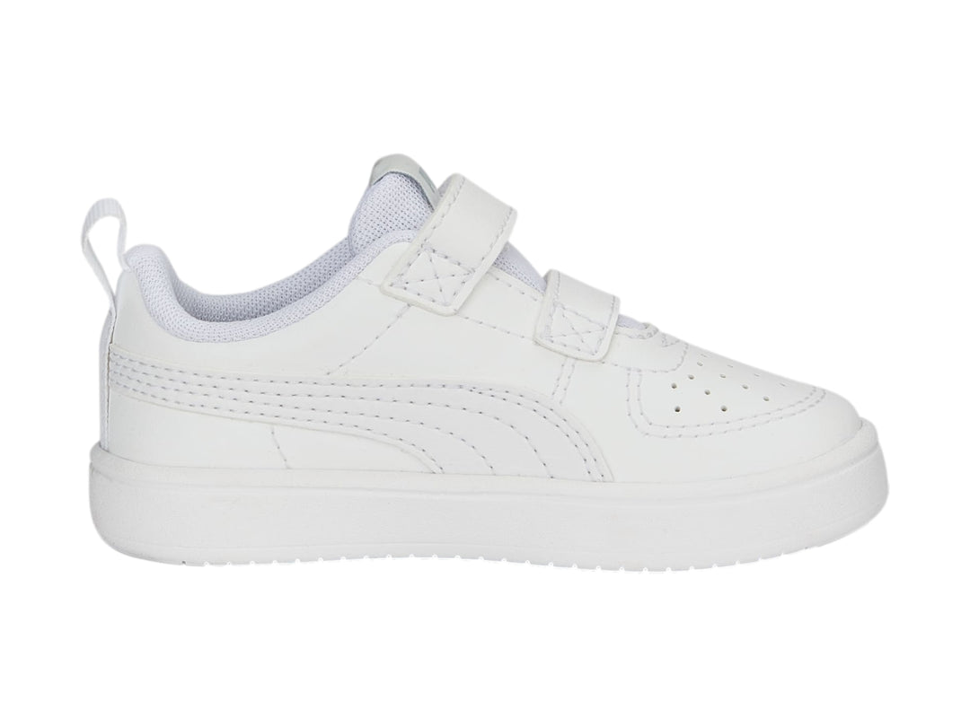 Tenis PUMA blancos para Niño con cierre de velcro y suela blanca.