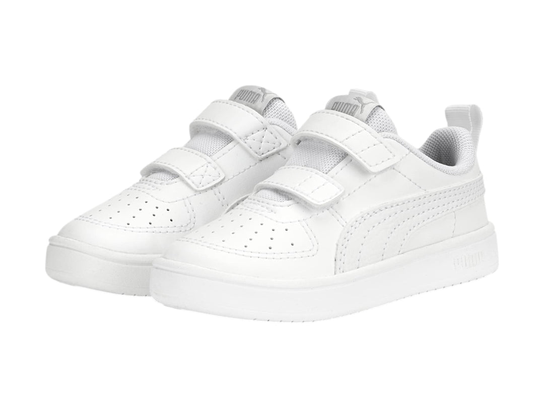 Tenis PUMA blancos para Niño con cierre de velcro y suela blanca.