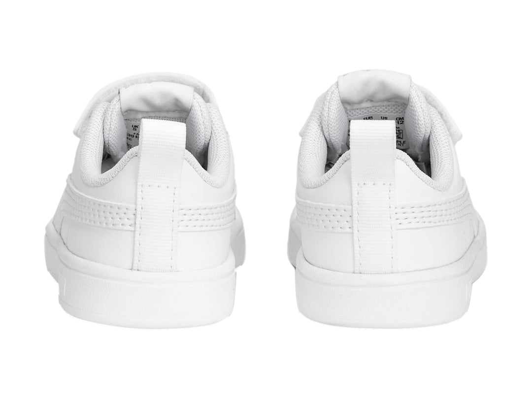 Tenis PUMA blancos para Niño con cierre de velcro y suela blanca.