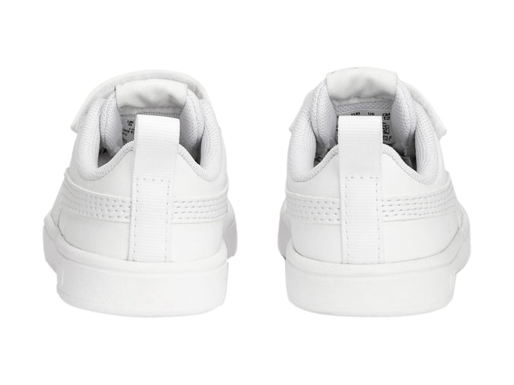 Tenis PUMA blancos para Niño con cierre de velcro y suela blanca.