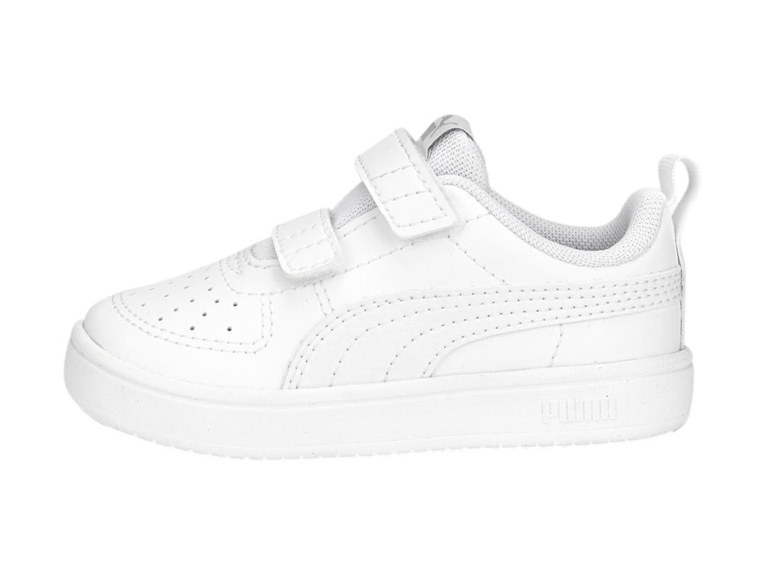 Tenis PUMA blancos para Niño con cierre de velcro y suela blanca.