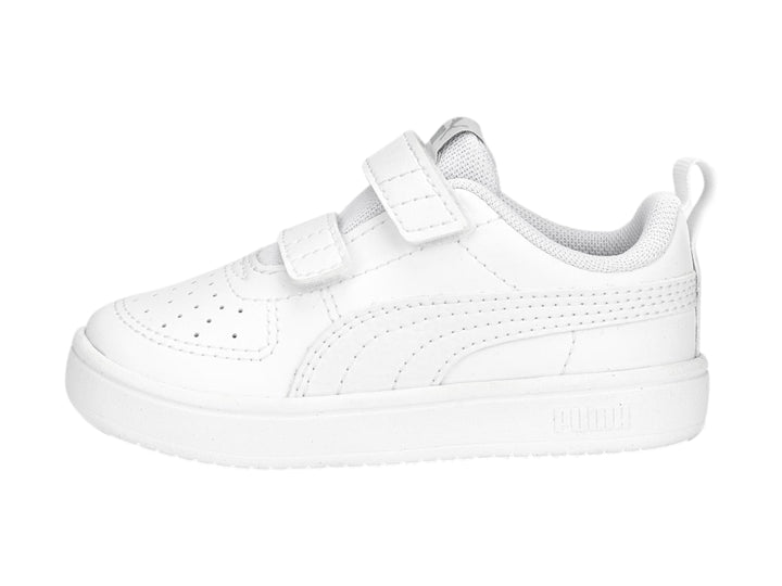 Tenis PUMA blancos para Niño con cierre de velcro y suela blanca.
