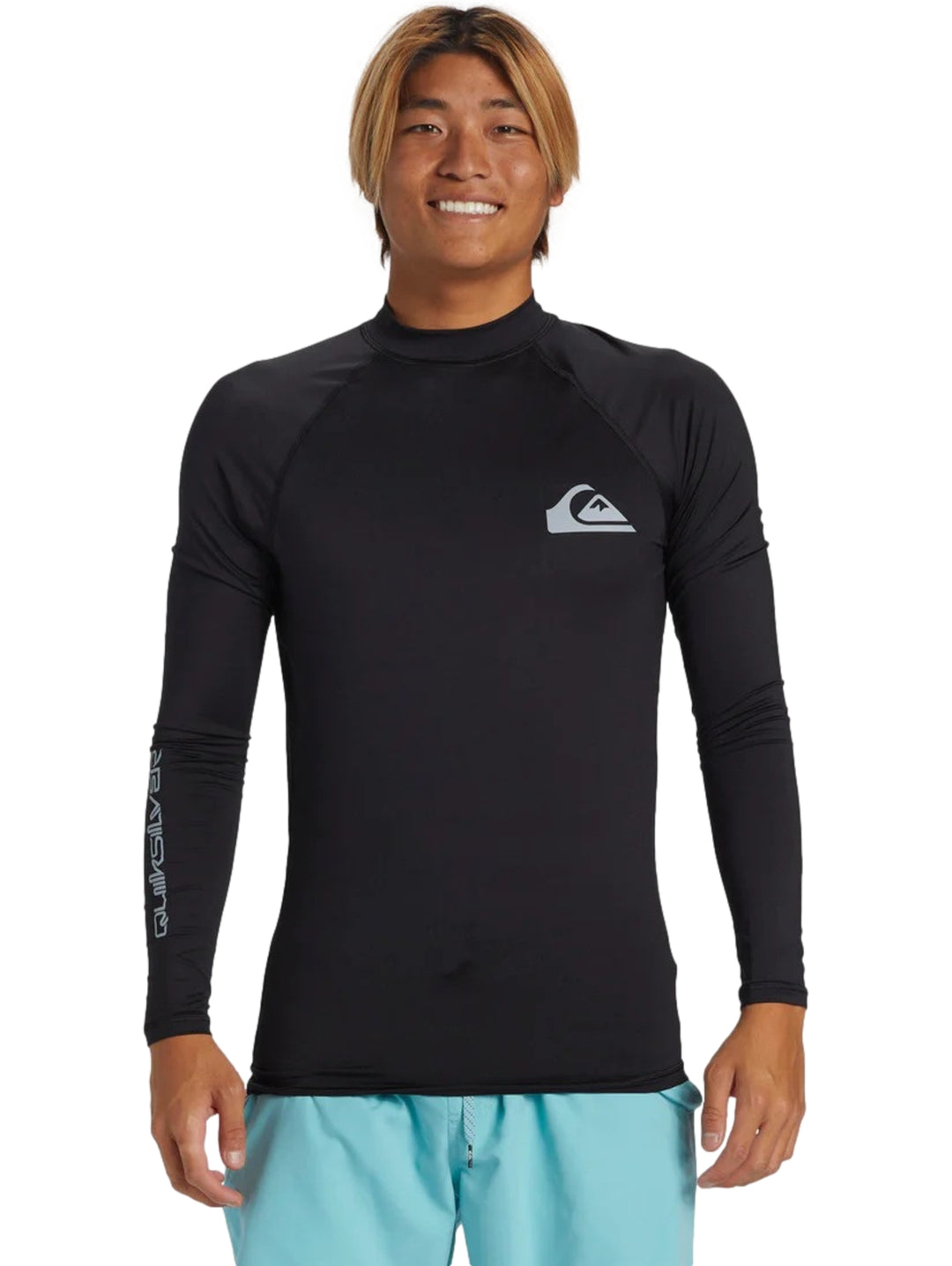 Hombre usando playera deportiva de manga larga color negro marca Quiksilver.