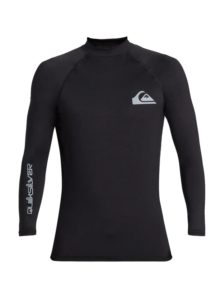 Hombre usando playera deportiva de manga larga color negro marca Quiksilver.