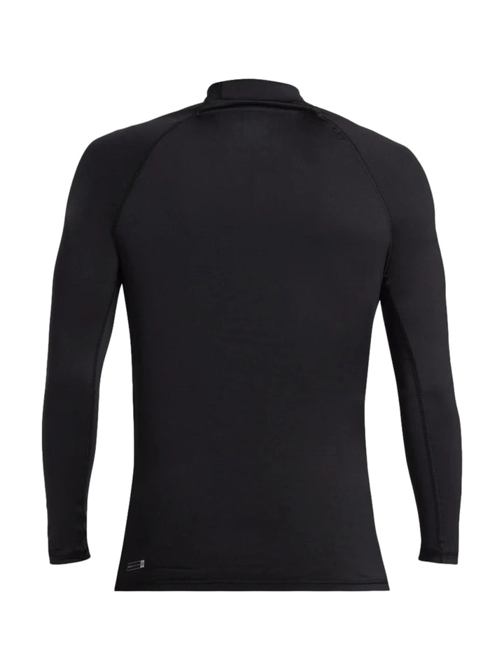 Hombre usando playera deportiva de manga larga color negro marca Quiksilver.