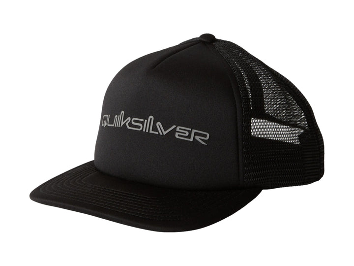 Gorra Quiksilver modelo trucker en color negro con visera plana y panel trasero de malla.
