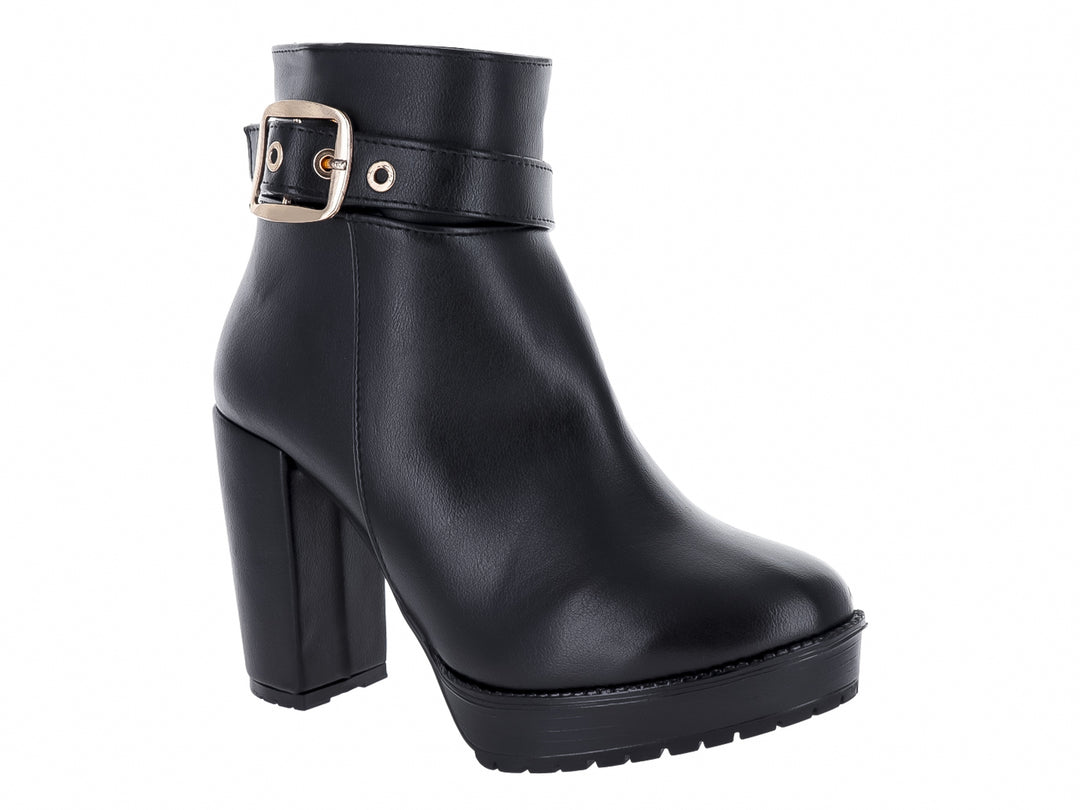 Botín negro de tacón cuadrado y plataforma con detalle de hebilla dorada en el tobillo.