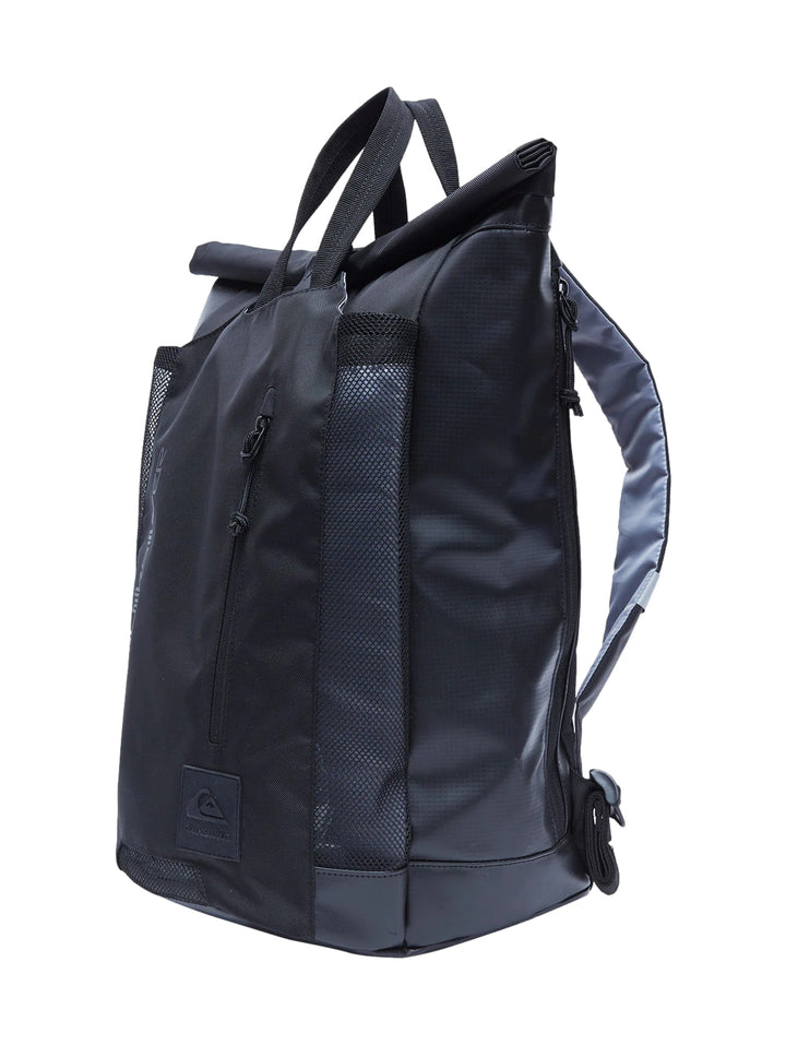 Mochila Quiksilver negra con cierre superior enrollable y bolsillos laterales de malla.