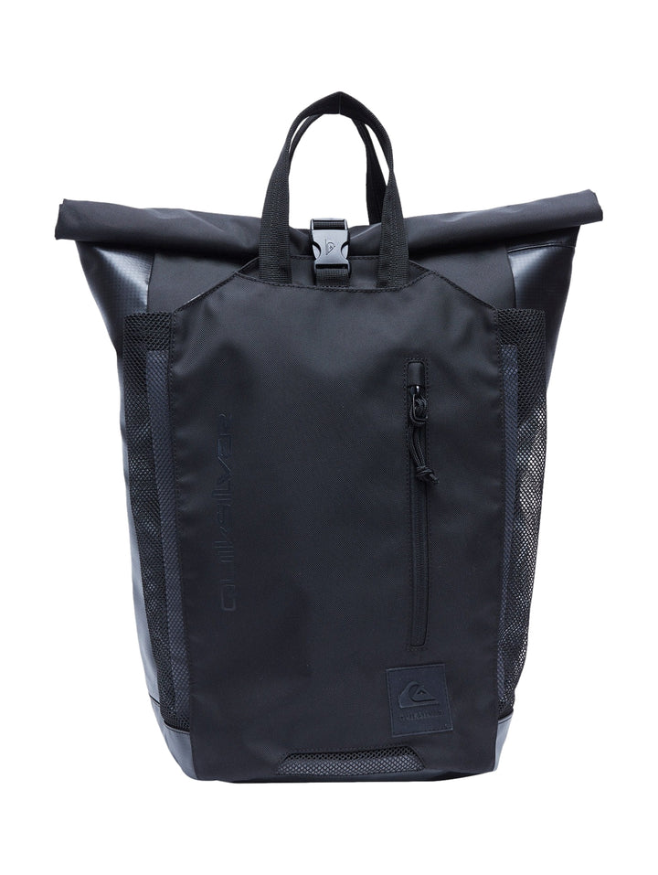 Mochila Quiksilver negra con cierre superior enrollable y bolsillos laterales de malla.