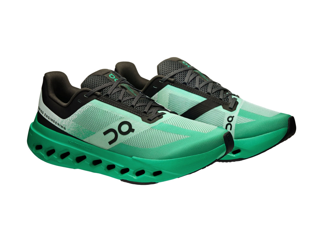 Tenis deportivos On Cloud Cloudsurfer Next en color verde menta y negro con suela amortiguada.