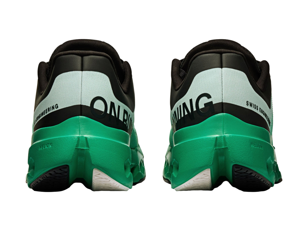 Tenis deportivos On Cloud Cloudsurfer Next en color verde menta y negro con suela amortiguada.