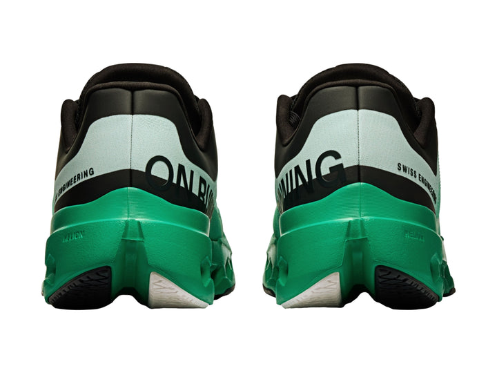 Tenis deportivos On Cloud Cloudsurfer Next en color verde menta y negro con suela amortiguada.