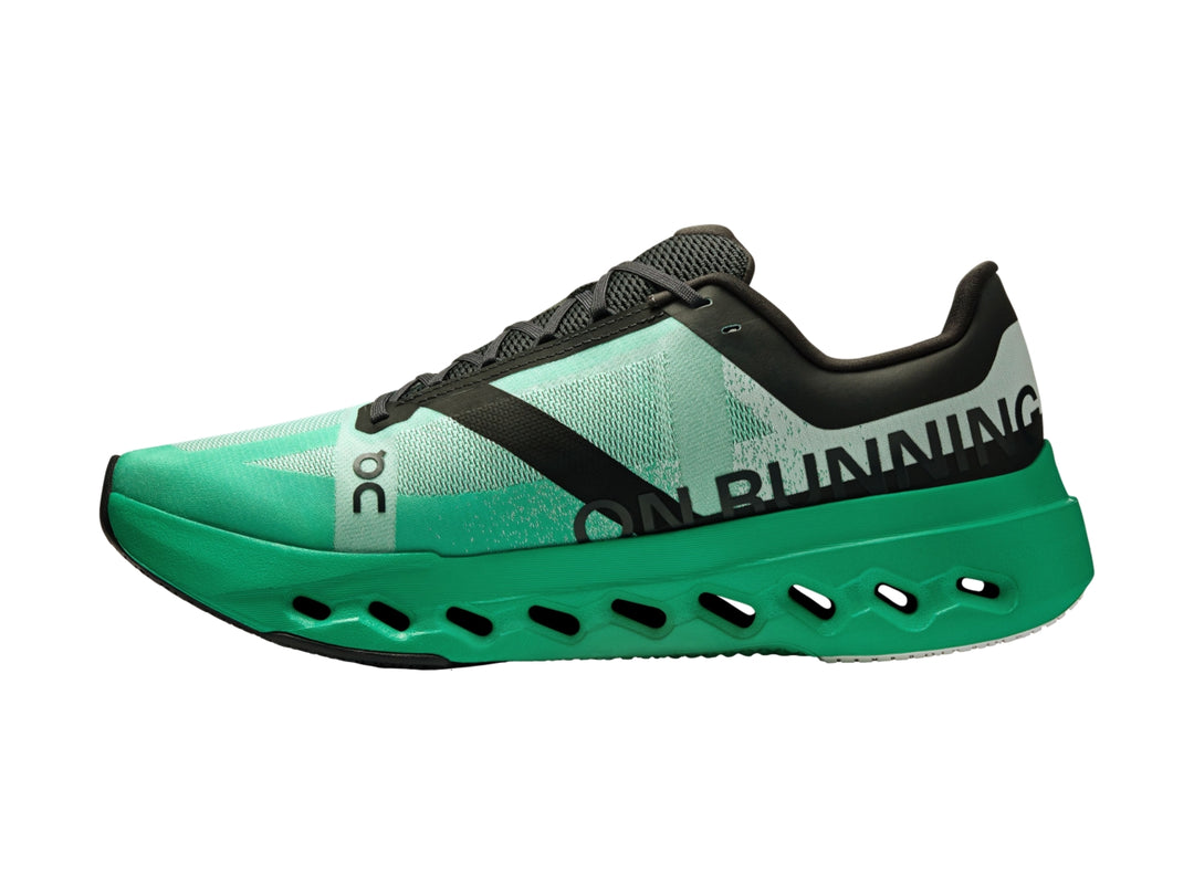 Tenis deportivos On Cloud Cloudsurfer Next en color verde menta y negro con suela amortiguada.
