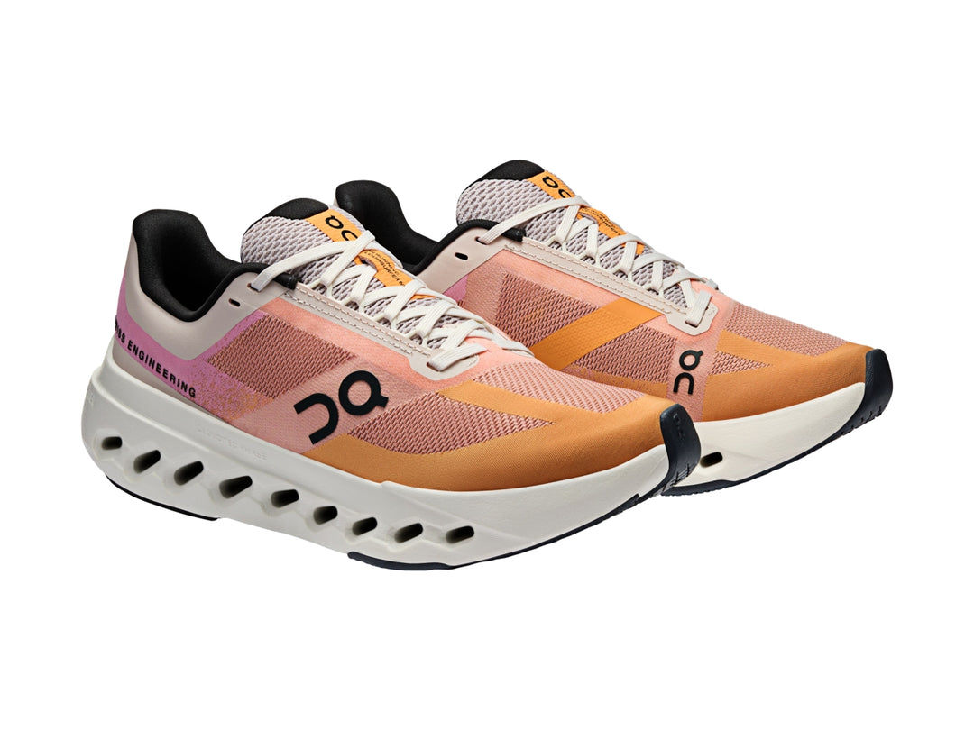 Tenis deportivos On Cloud en colores degradados naranja y rosa con suela blanca Ivory.