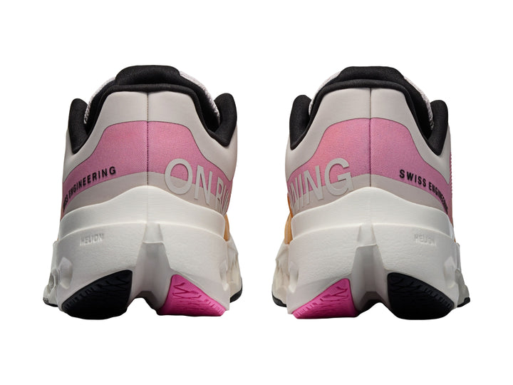 Tenis deportivos On Cloud en colores degradados naranja y rosa con suela blanca Ivory.