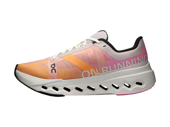 Tenis deportivos On Cloud en colores degradados naranja y rosa con suela blanca Ivory.