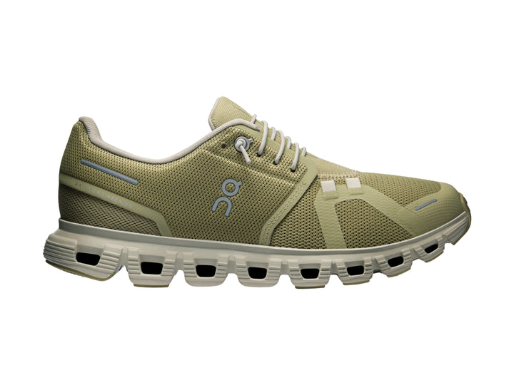 Tenis deportivos On Cloud color verde oliva con suela blanca y detalles en azul claro.