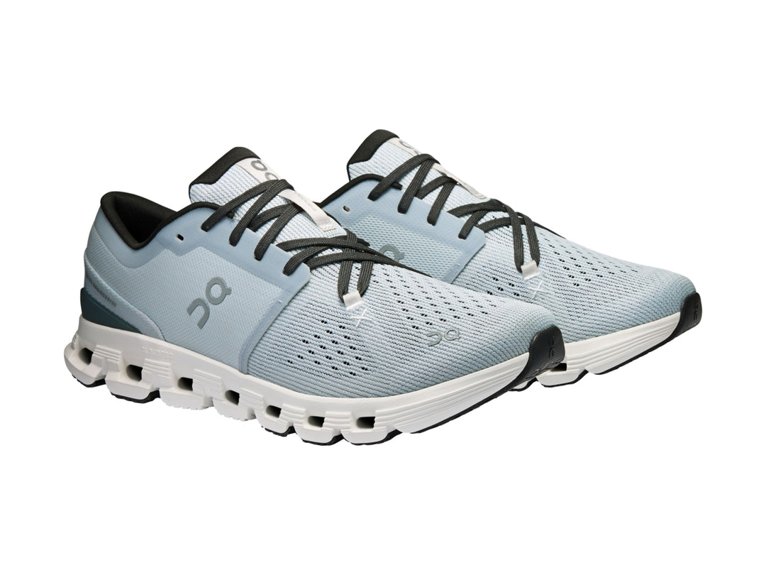 Tenis deportivos On Cloud color azul claro con suela blanca y agujetas negras.