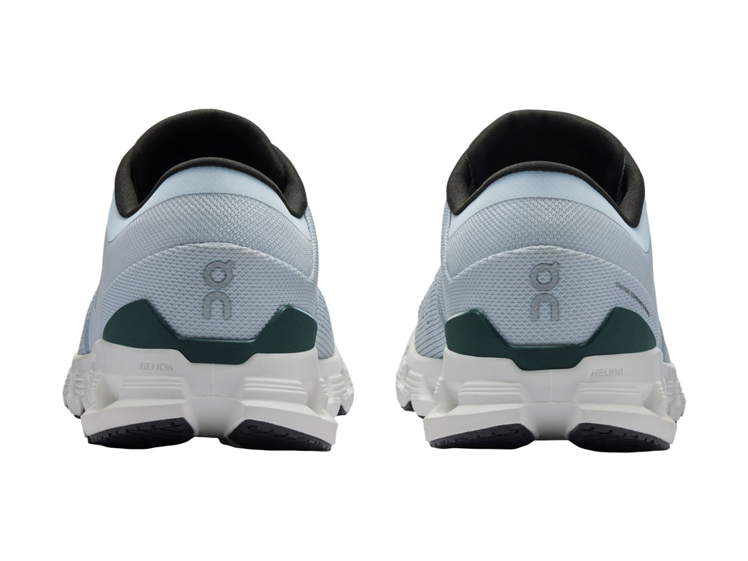 Tenis deportivos On Cloud color azul claro con suela blanca y agujetas negras.
