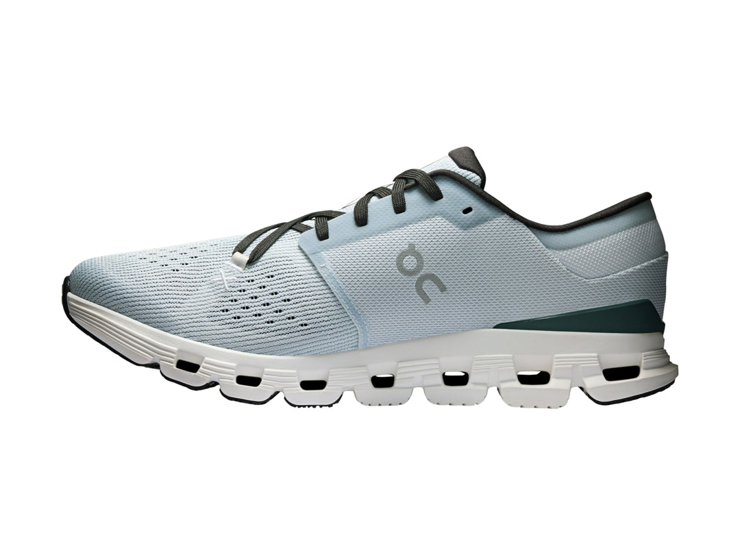 Tenis deportivos On Cloud color azul claro con suela blanca y agujetas negras.