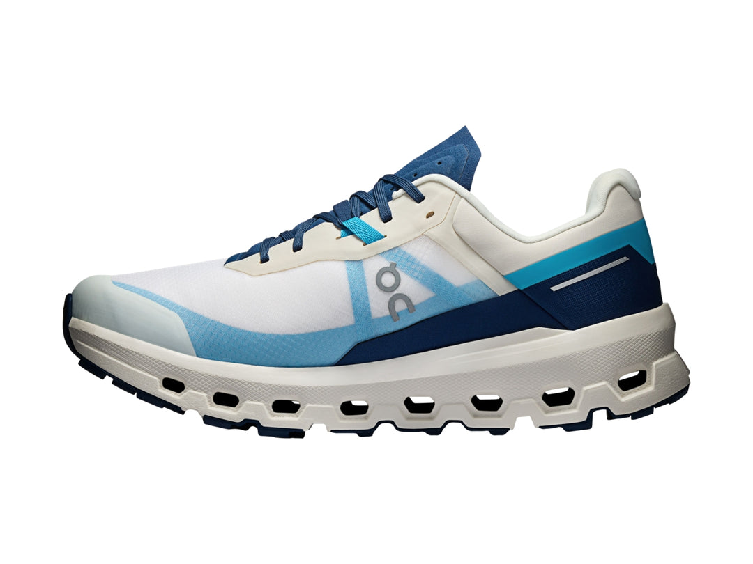 Tenis deportivos On Cloud en colores blanco y azul con suela amortiguada y malla transpirable.