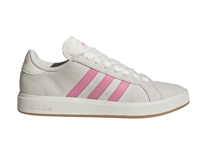 Tenis Adidas color blanco con tres franjas rosas y suela de goma color caramelo.