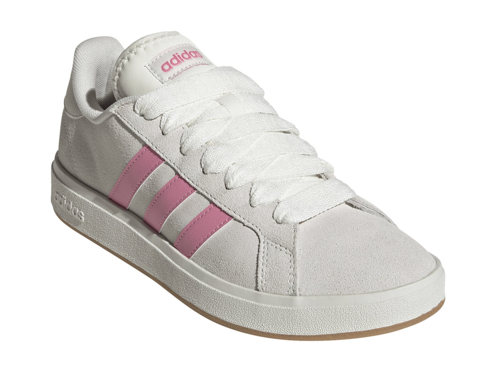 Tenis Adidas color blanco con tres franjas rosas y suela de goma color caramelo.