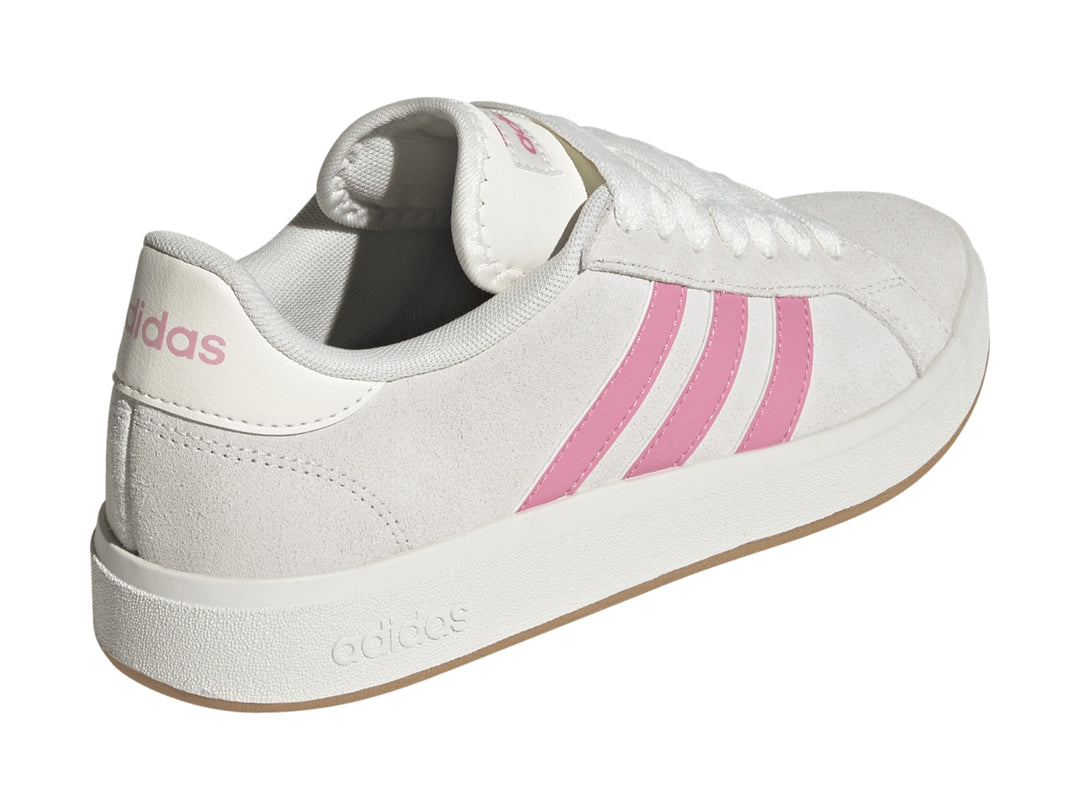 Tenis Adidas color blanco con tres franjas rosas y suela de goma color caramelo.