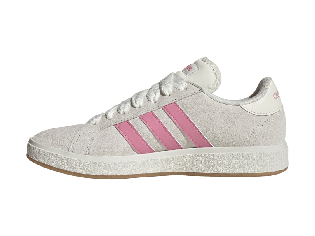 Tenis Adidas color blanco con tres franjas rosas y suela de goma color caramelo.
