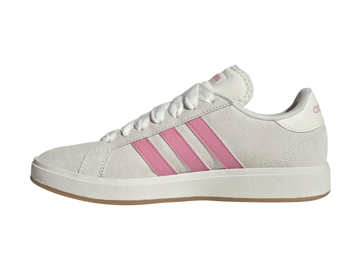 Tenis Adidas color blanco con tres franjas rosas y suela de goma color caramelo.