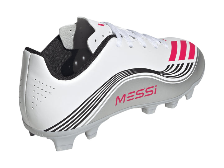 Zapato de fútbol Adidas F50 Messi Club en color blanco con detalles en plata y rojo, vista lateral.