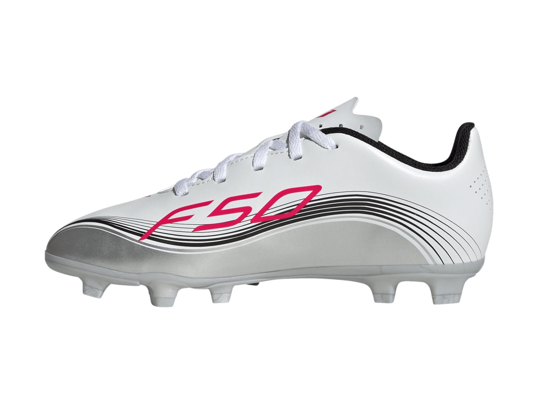 Zapato de fútbol Adidas F50 Messi Club en color blanco con detalles en plata y rojo, vista lateral.