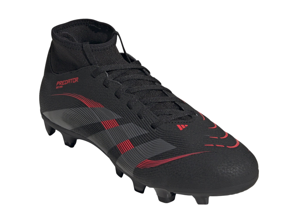 Tacos de fútbol Adidas Predator en color negro con detalles en gris y rojo y cuello tipo calcetín.