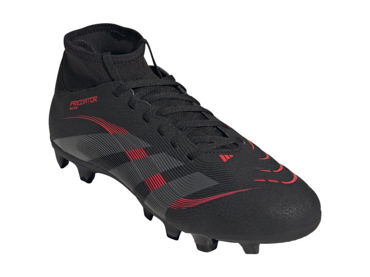 Tacos de fútbol Adidas Predator en color negro con detalles en gris y rojo y cuello tipo calcetín.