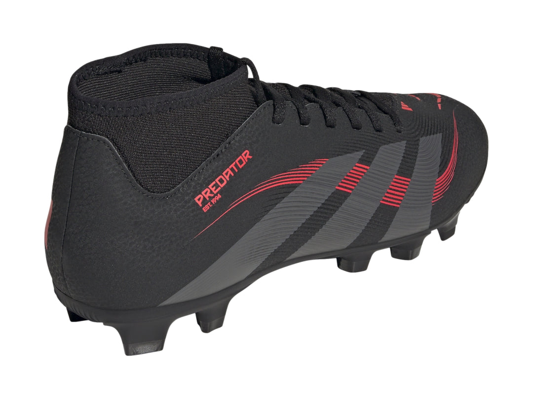 Tacos de fútbol Adidas Predator en color negro con detalles en gris y rojo y cuello tipo calcetín.