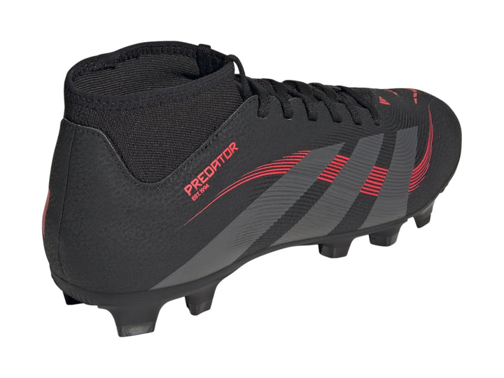 Tacos de fútbol Adidas Predator en color negro con detalles en gris y rojo y cuello tipo calcetín.