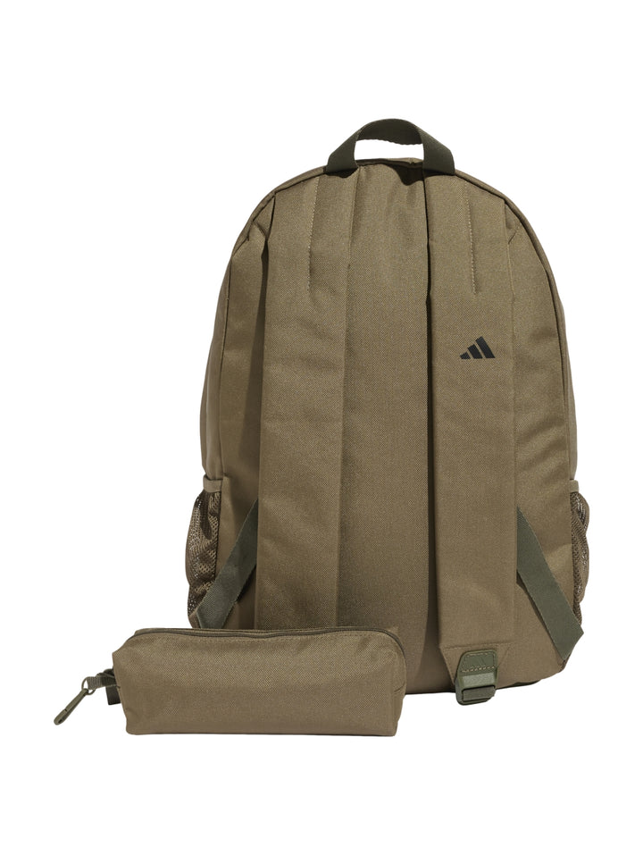 Mochila Adidas color verde oliva con estuche a juego y logotipo negro en el centro.