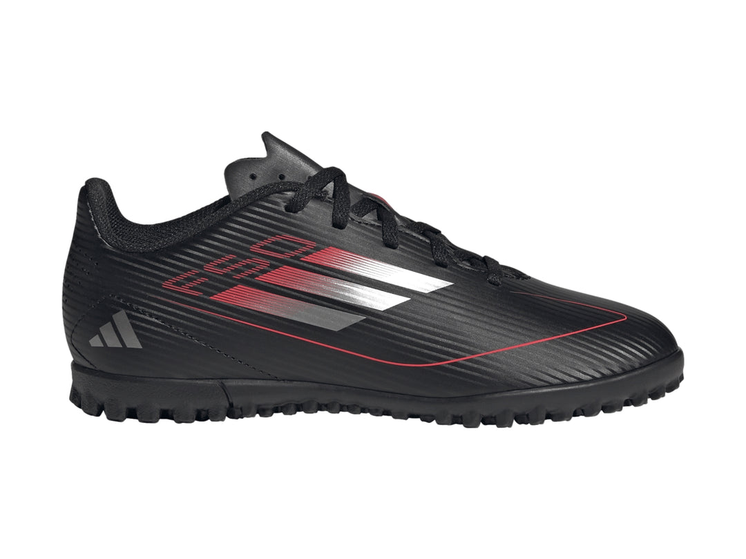 Tenis de fútbol Adidas F50 Club TF en color negro con detalles en rojo y gris, vista lateral.