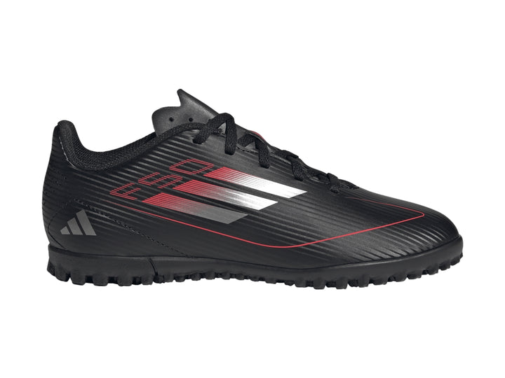 Tenis de fútbol Adidas F50 Club TF en color negro con detalles en rojo y gris, vista lateral.