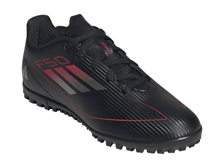 Tenis de fútbol Adidas F50 Club TF en color negro con detalles en rojo y gris, vista lateral.