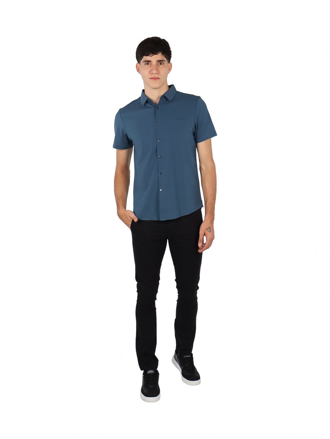 Hombre vistiendo una camisa de manga corta color azul rey con cuello y botones frontales.