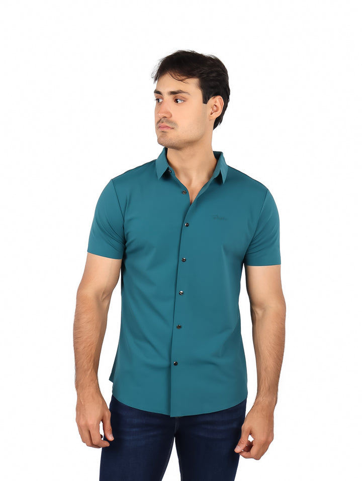 Hombre vistiendo una camisa de manga corta color jade con botones frontales y cuello.