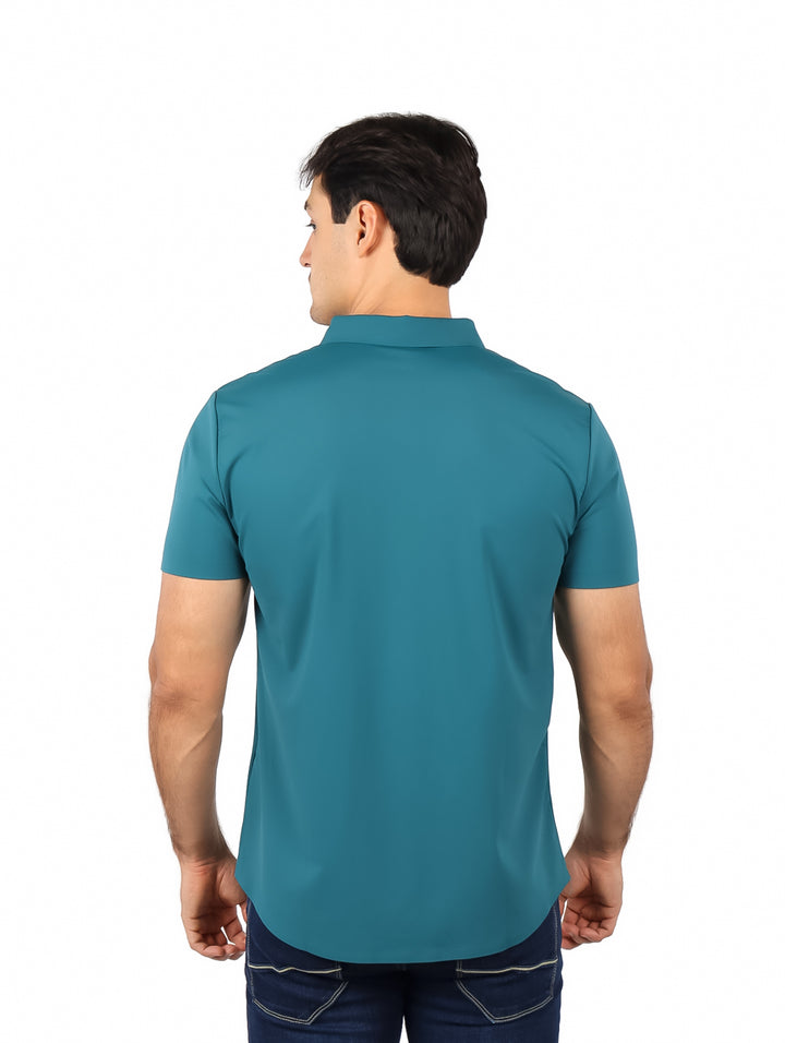 Hombre vistiendo una camisa de manga corta color jade con botones frontales y cuello.